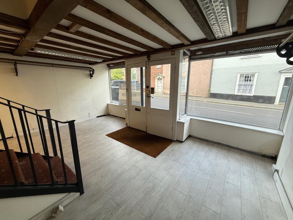 Lot: 28 - VACANT COMMERCIAL PREMISES - RETAIL OR STUDIO UNIT - view of the shop from the back left corner